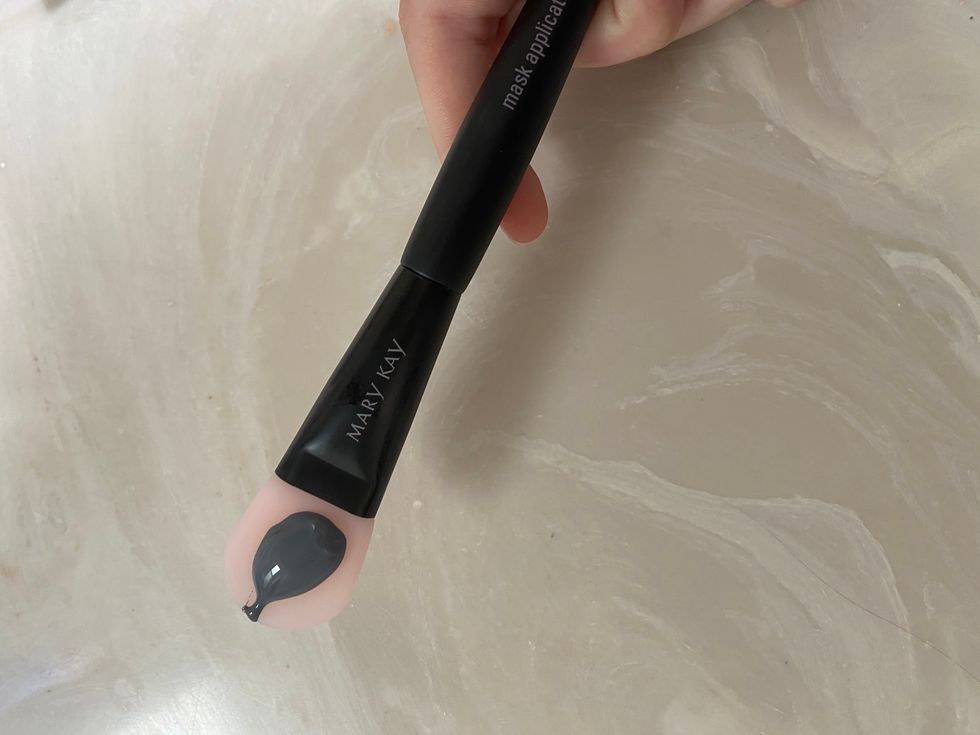 A close up of the silky charcoal liquid on the applicator. 
