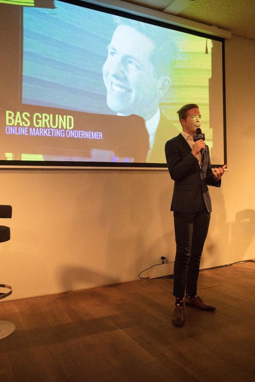 Bas spreekt op een event