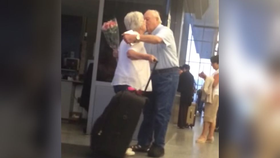 bernie and carol mills viral airport video