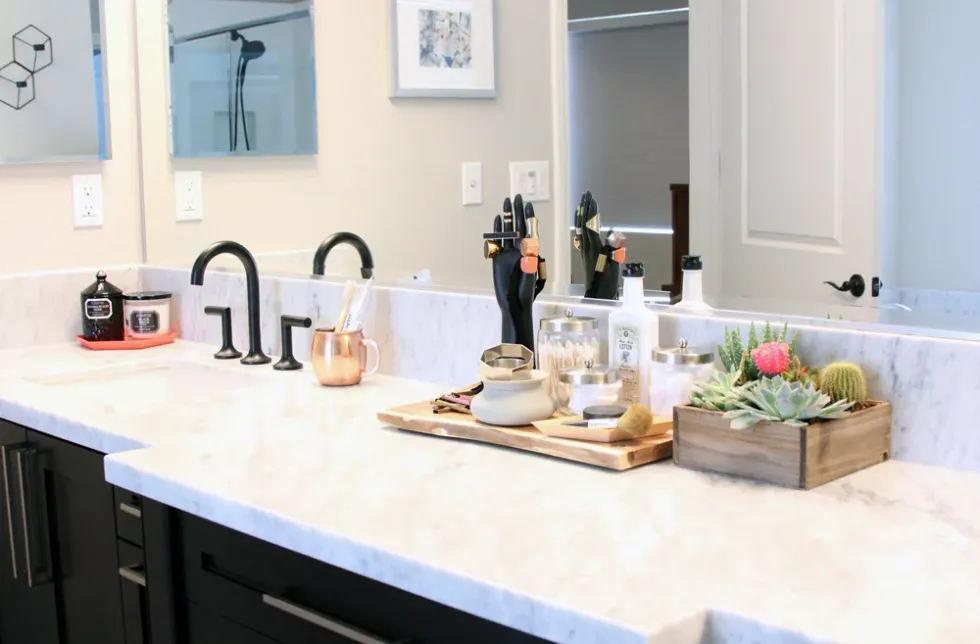 clutter free bathroom