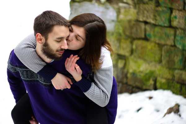 couple kissing