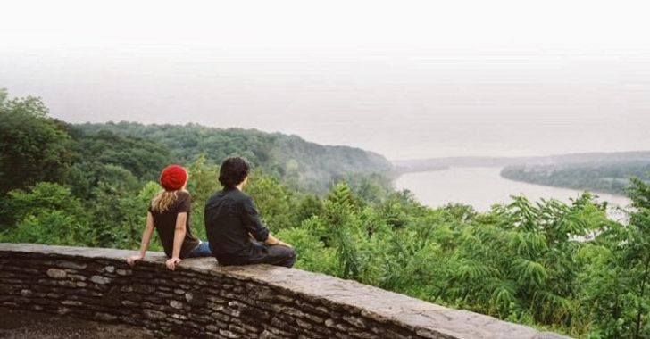 Elizabethtown movie - Couple sat on wall looking at the view