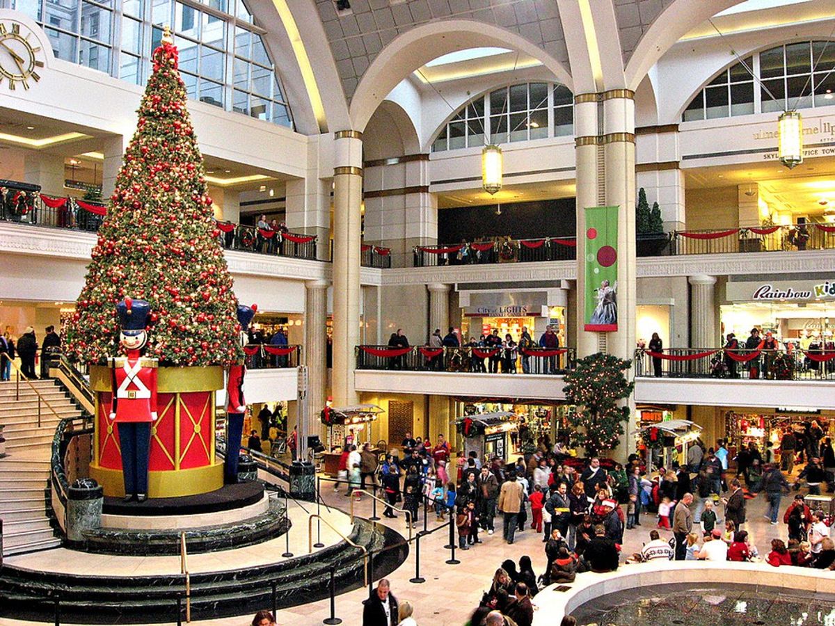 Why Working In Retail Is The Best During The Holidays
