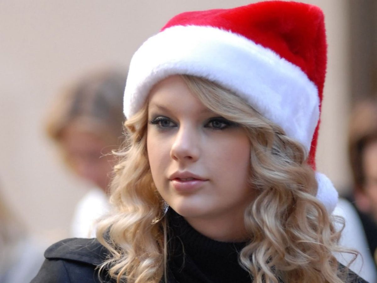 18 Signs You're A Christmas-aholic, As Told By Taylor Swift