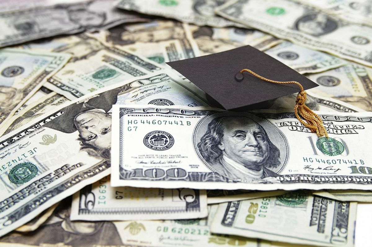 7 Easy Ways to Save Money In College