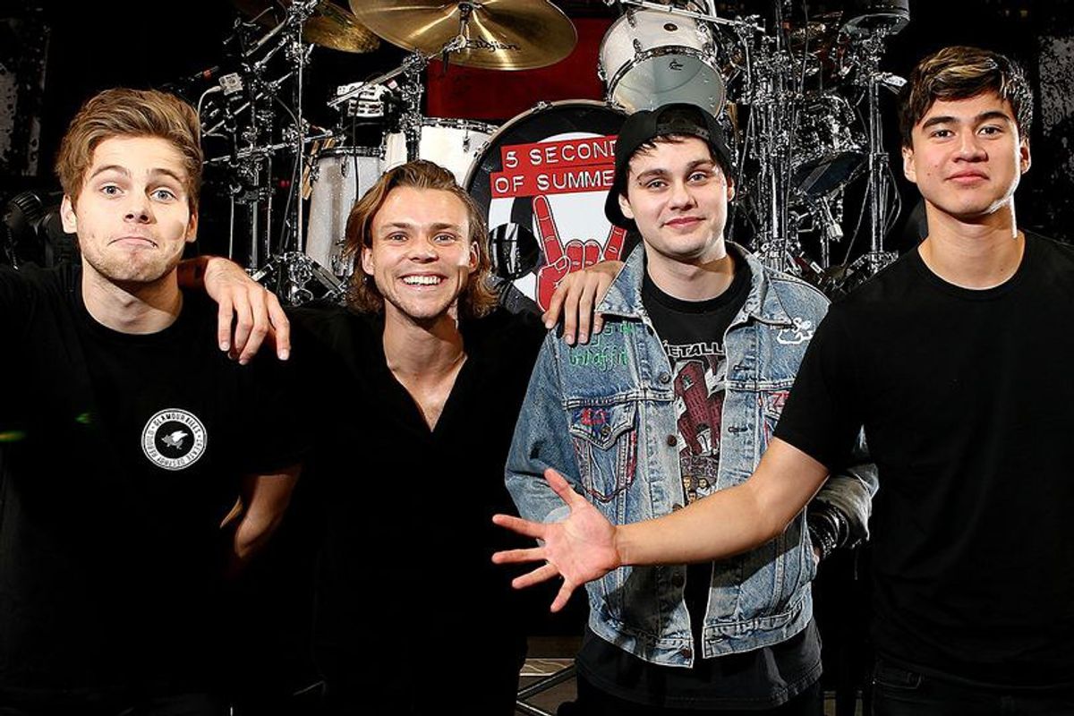 25 Thoughts You Have During  A 5 Seconds Of Summer Concert
