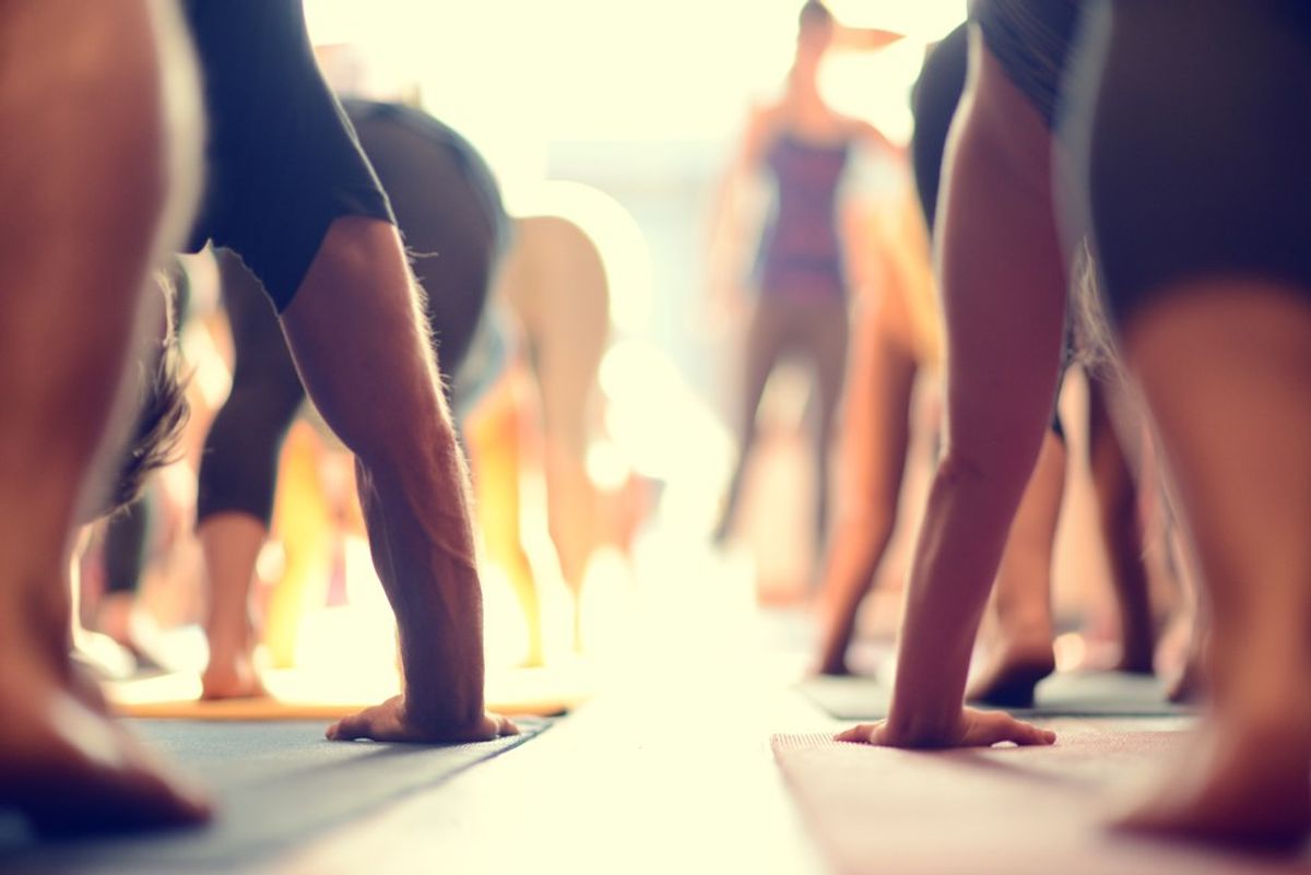 15 Thoughts We All Have During Yoga Class