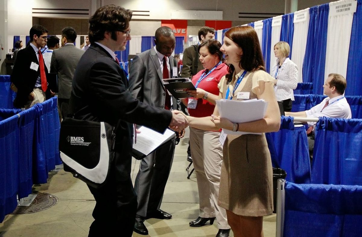 Do's And Don'ts To Land The Job Of Your Dreams At Any Career Fair