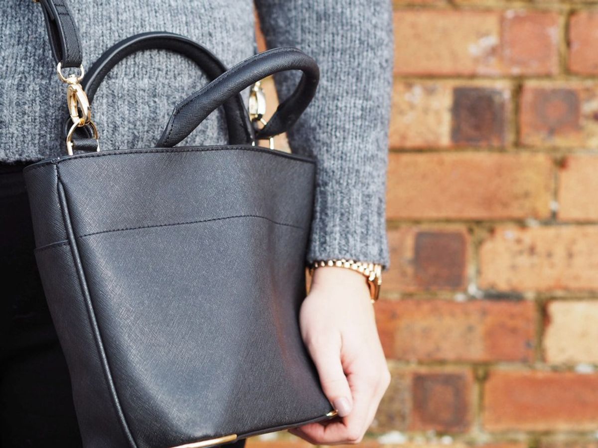 5 Things Women Always Carry In Their Purse