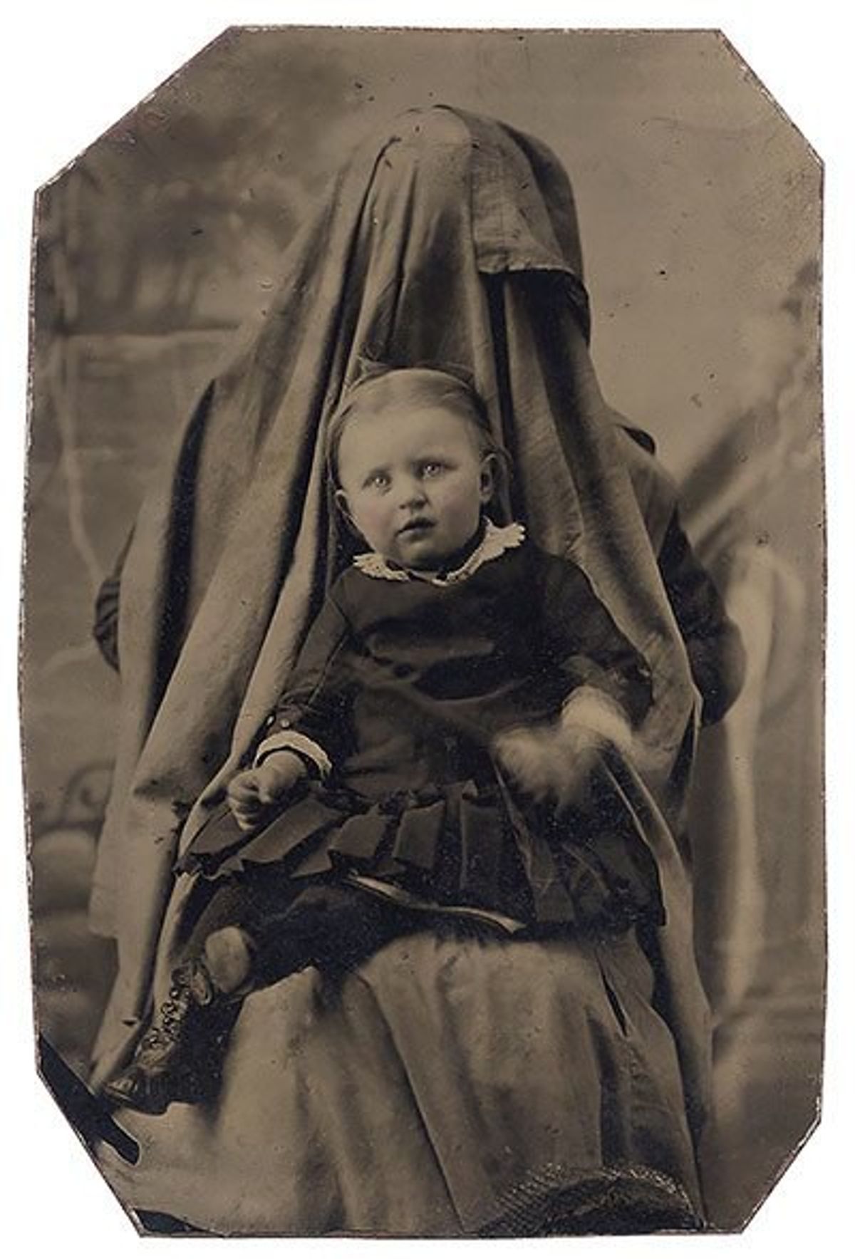 Invisible mothers–Victorian Photography Techniques