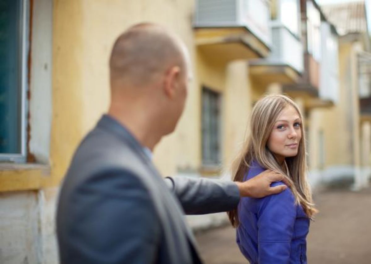 "Don't Be Afraid" Says Man Giving Woman Every Reason To Be Afraid