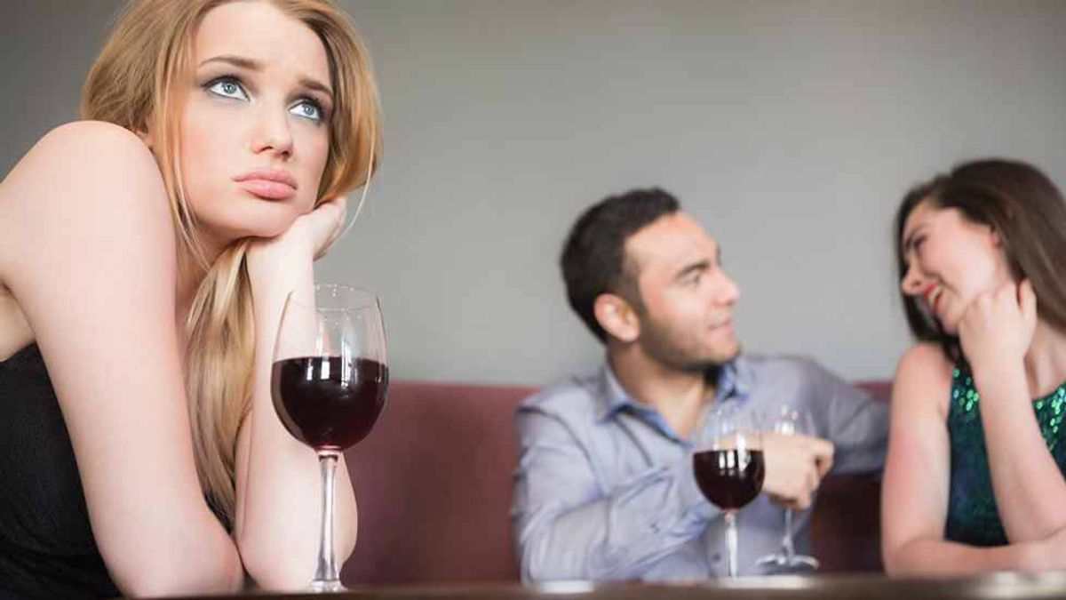 10 Annoying Things That Happen When You're The Third Wheel