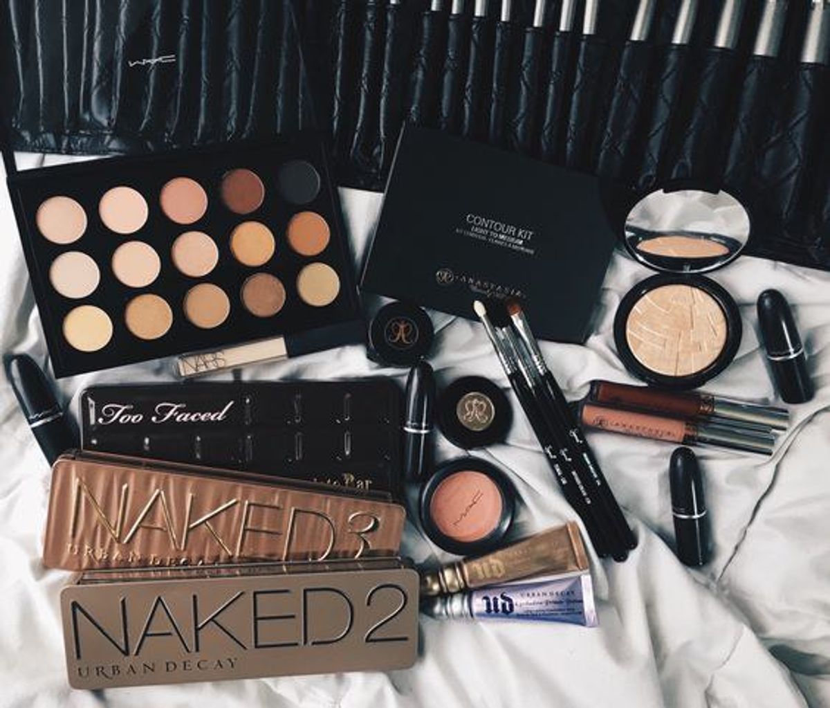15 Struggles Anyone Who Loves Makeup Will Understand
