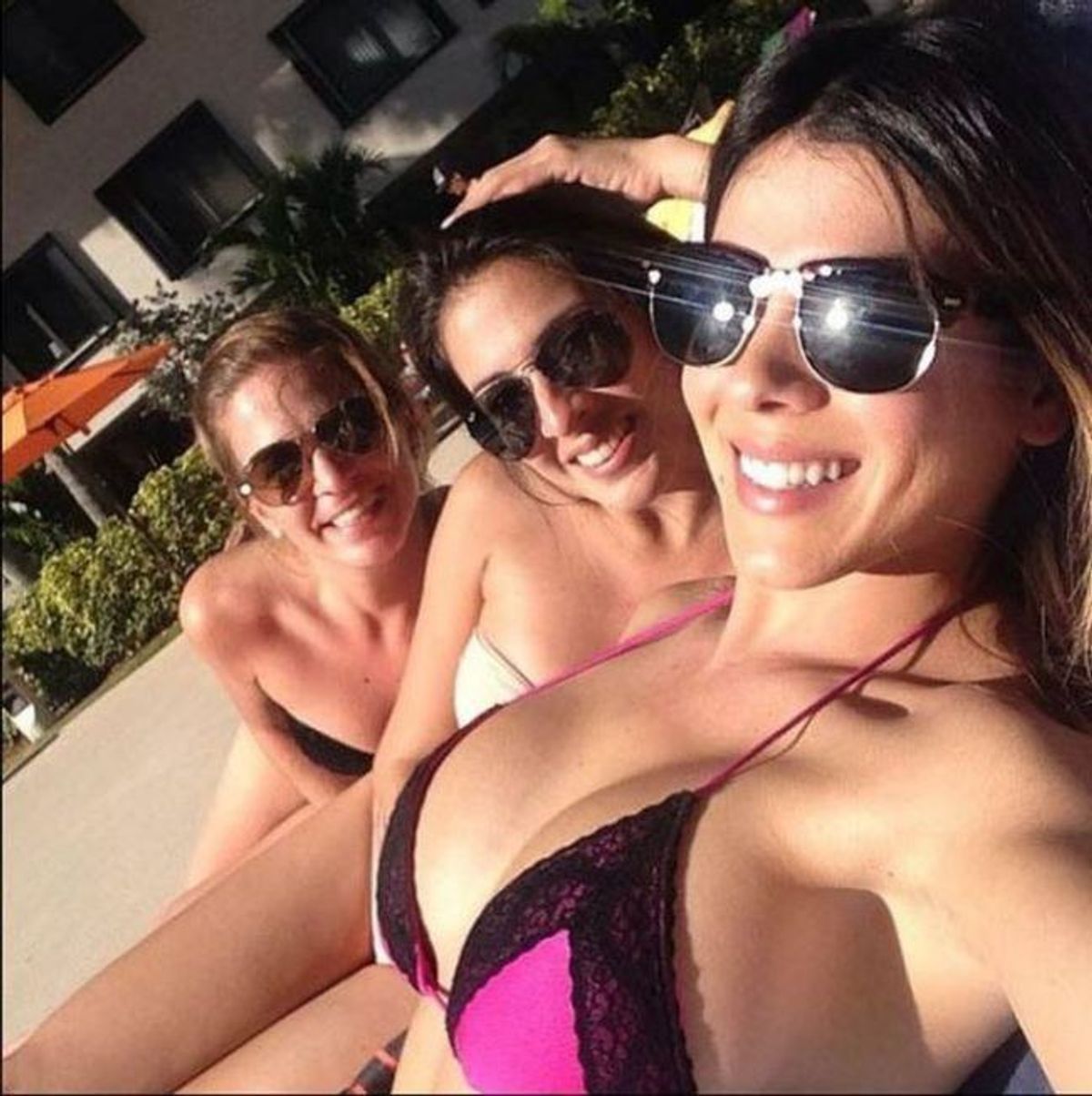 10 Problems Busty Girls Have in the Summer