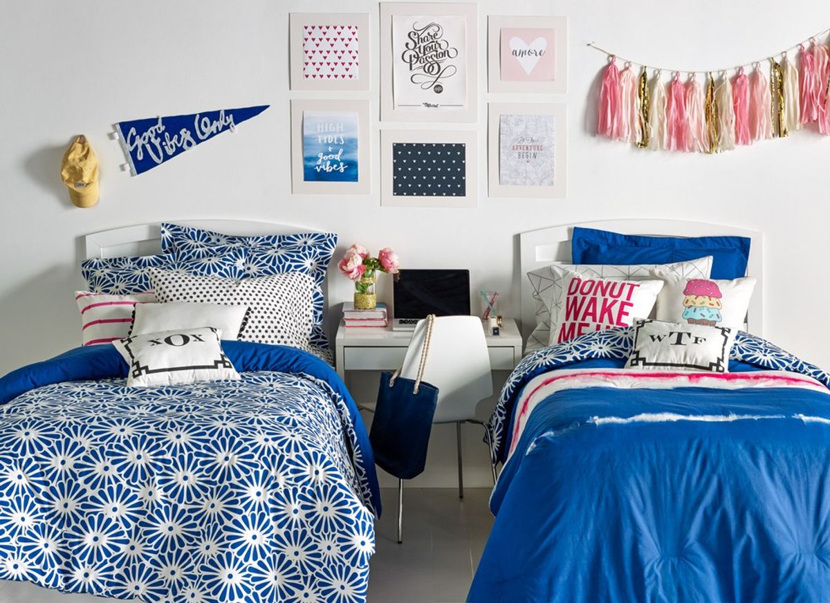 10 Things Every Basic Girl Has in Her Dorm Room