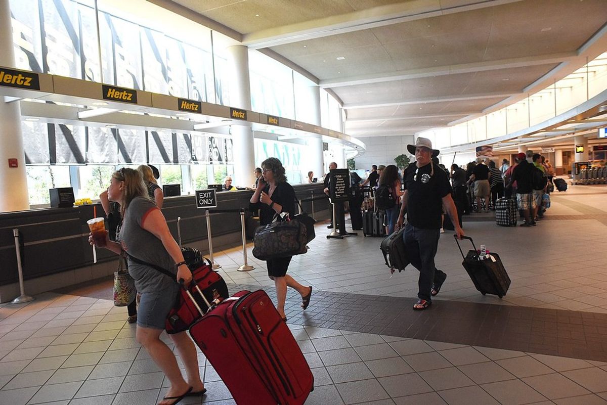 10 Annoying Habits Of Airport Newbies