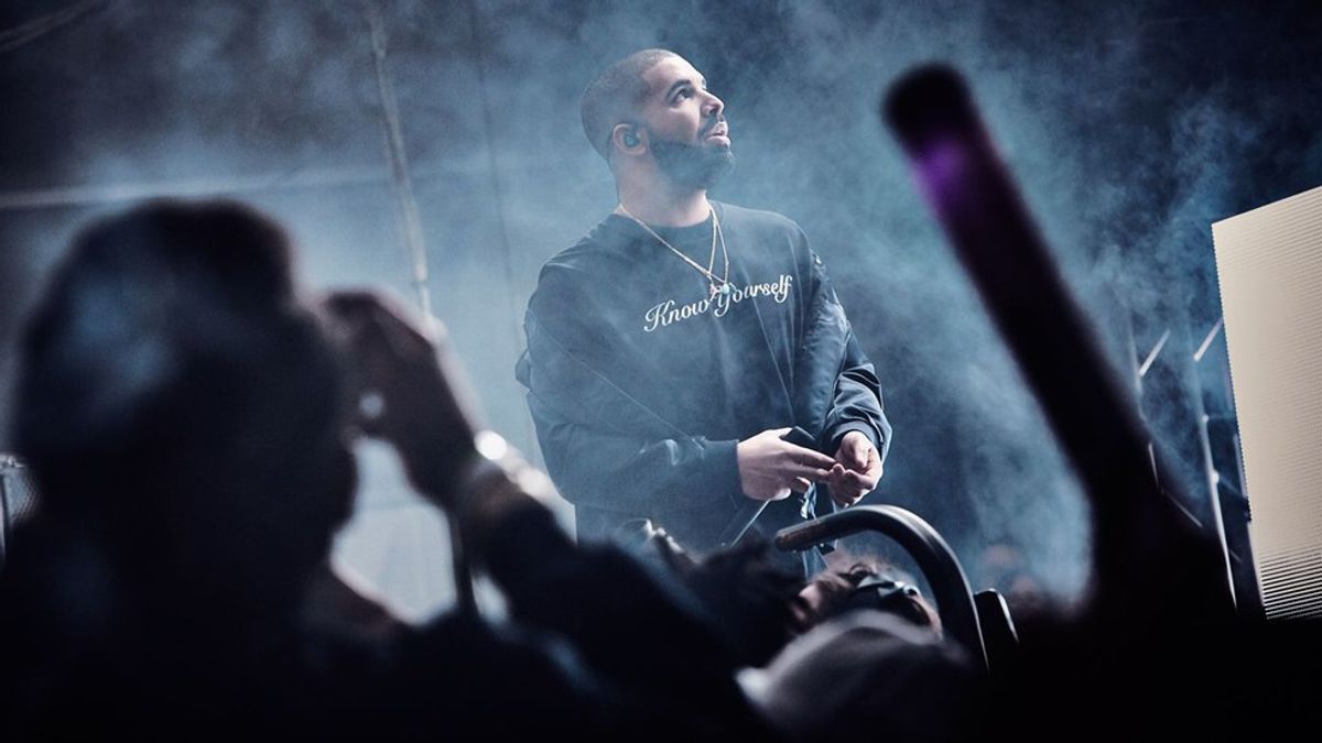 16 Thoughts You Have During a Drake Concert