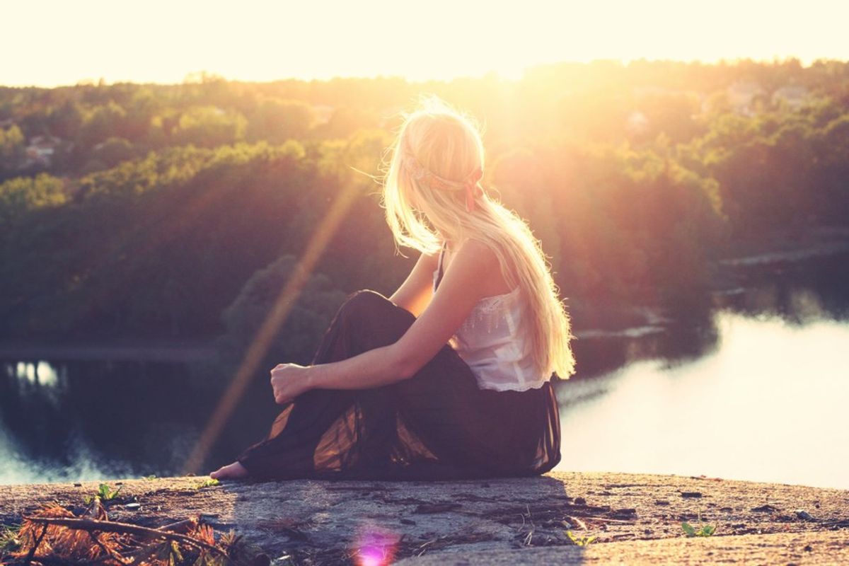 10 Real Thoughts Every Extroverted-Introvert Knows Too Well