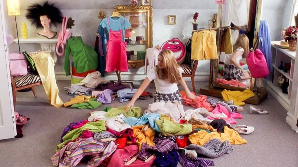 12 Distractions That Happen When You Clean Your Room
