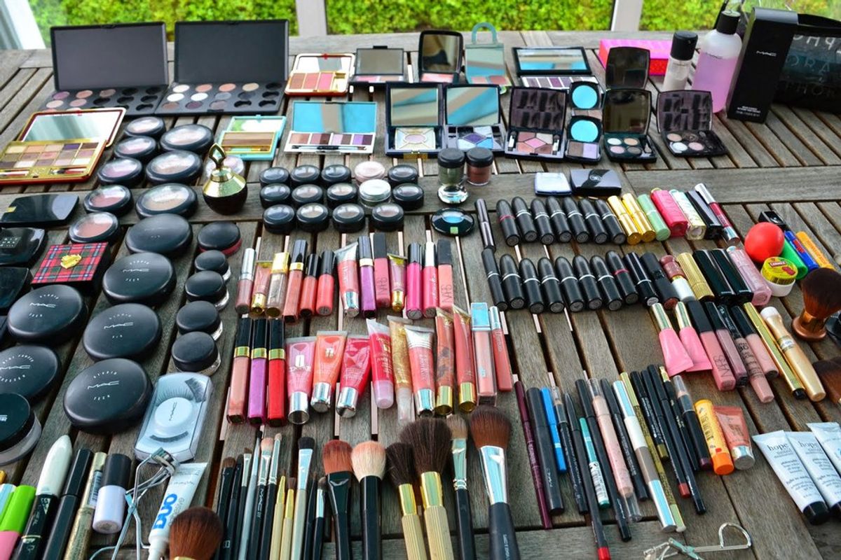 10 Facts About Makeup Addicts