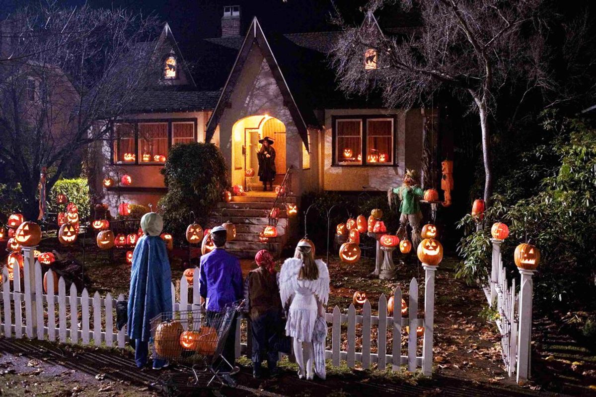 10 Kinds Of Neighbors You Experience On Halloween