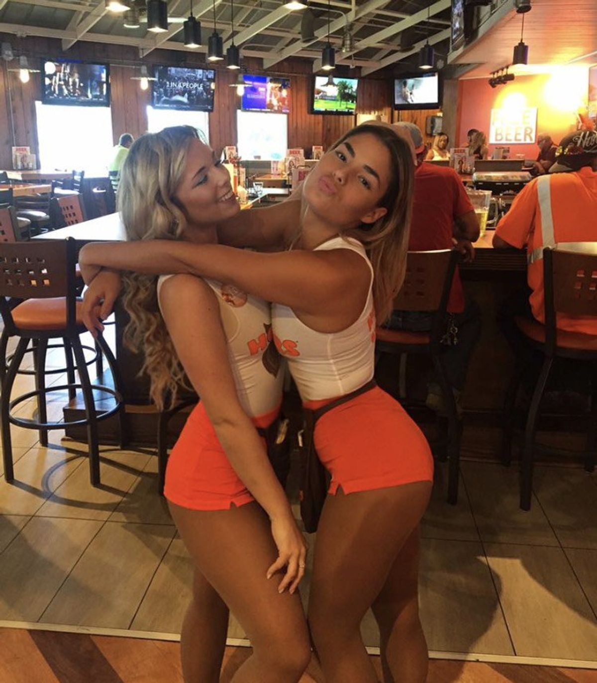What You Didn't Know About Hooters Girls