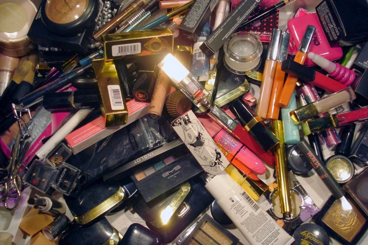 10 Signs of a Make-up Addiction