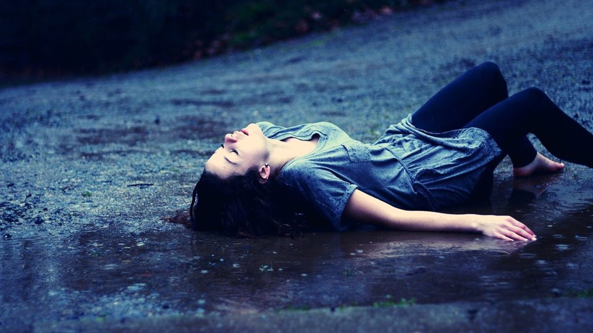 8 Ways A Broken Girl Loves Differently