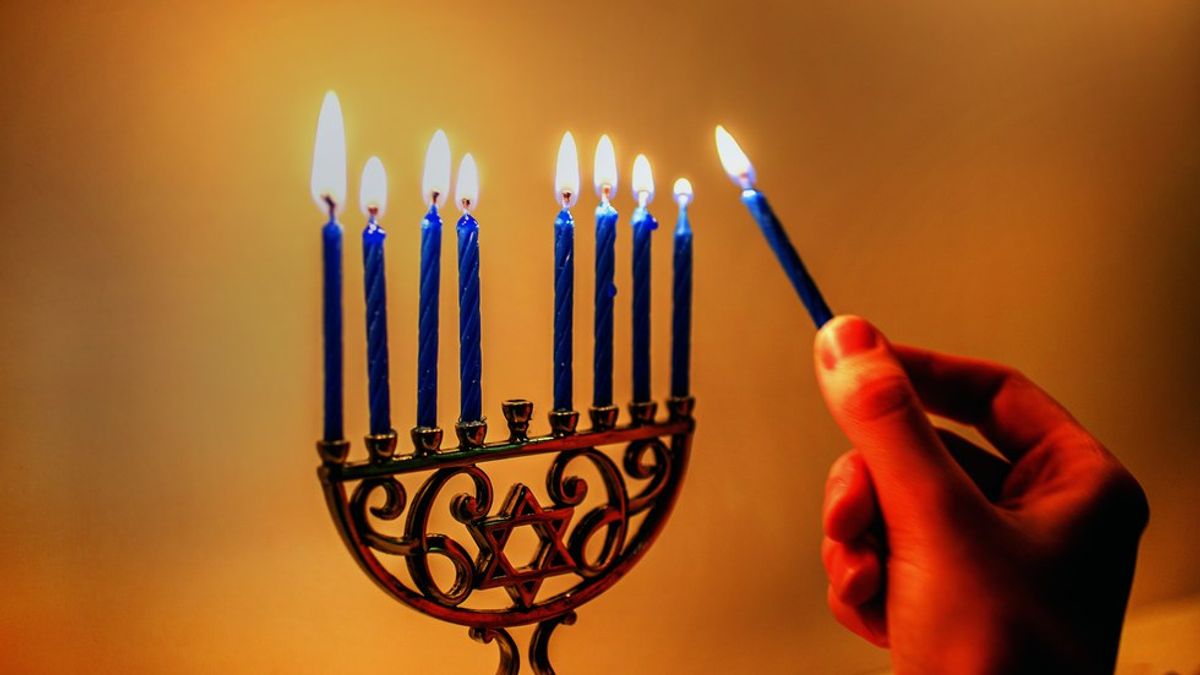14 Things Every Jewish Person Says Around Christmas Time