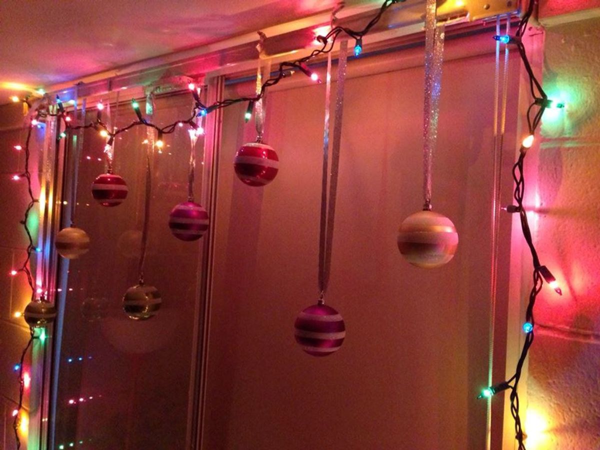 How You Should Decorate Your Dorm For The Holidays