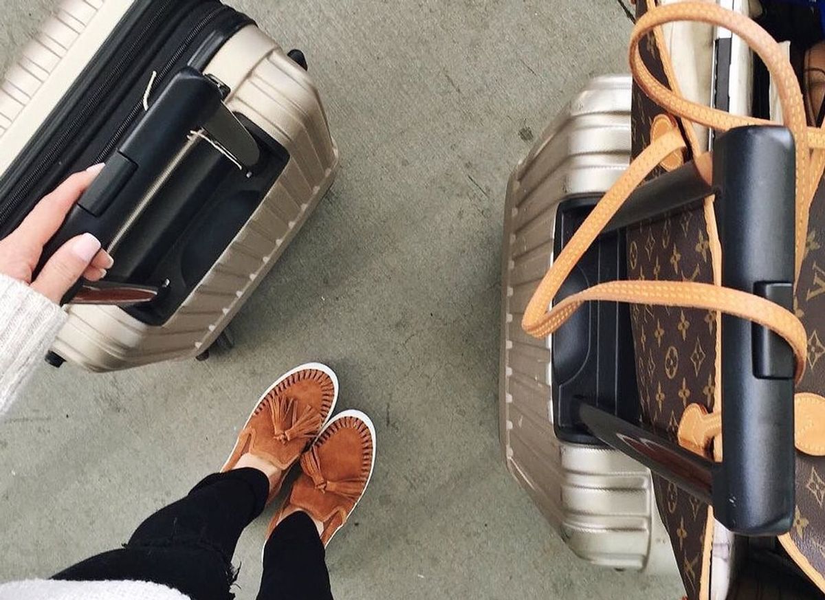 26 Thoughts You Have While Traveling In An Airport Alone