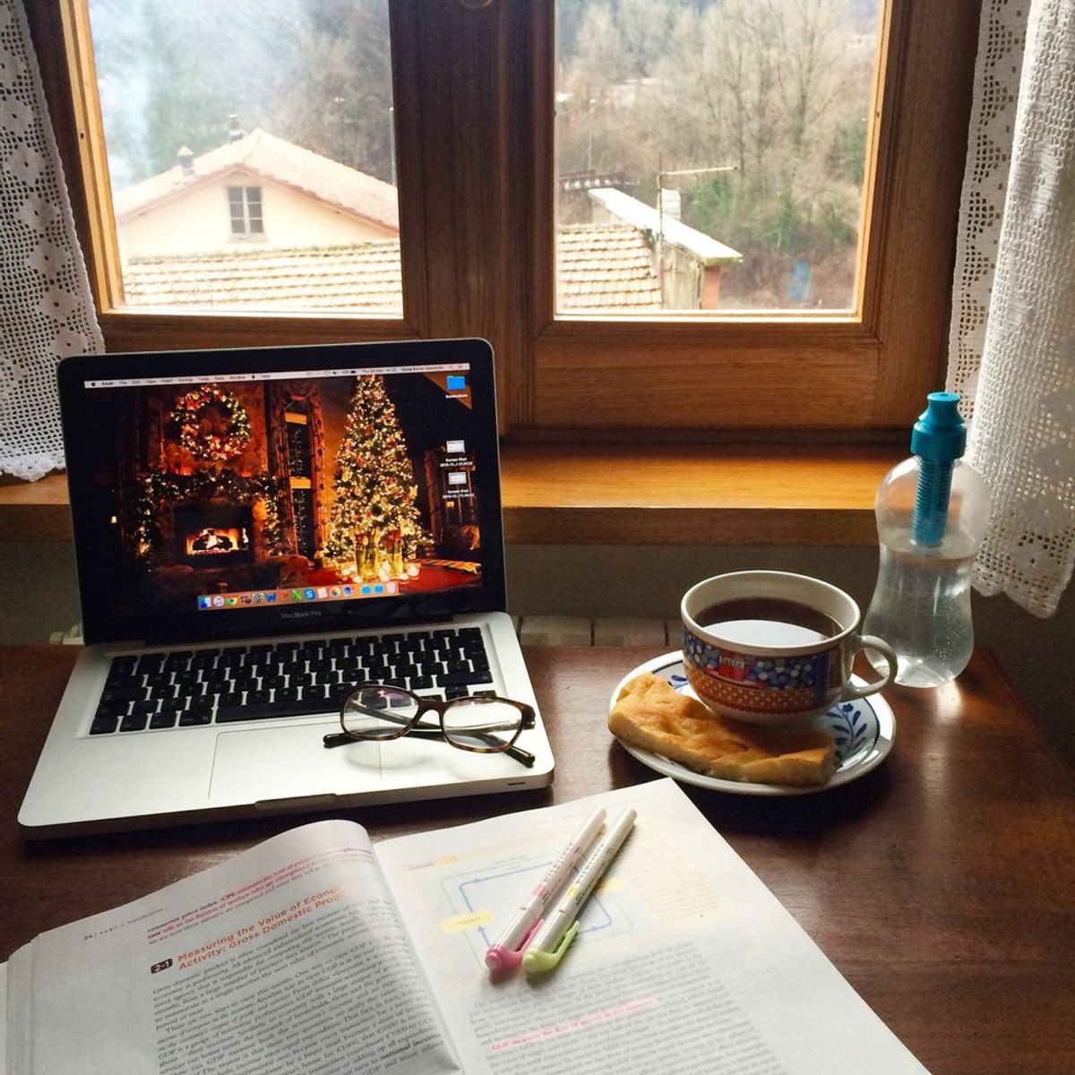 11 Ways To Get In The Holiday Spirit During Finals