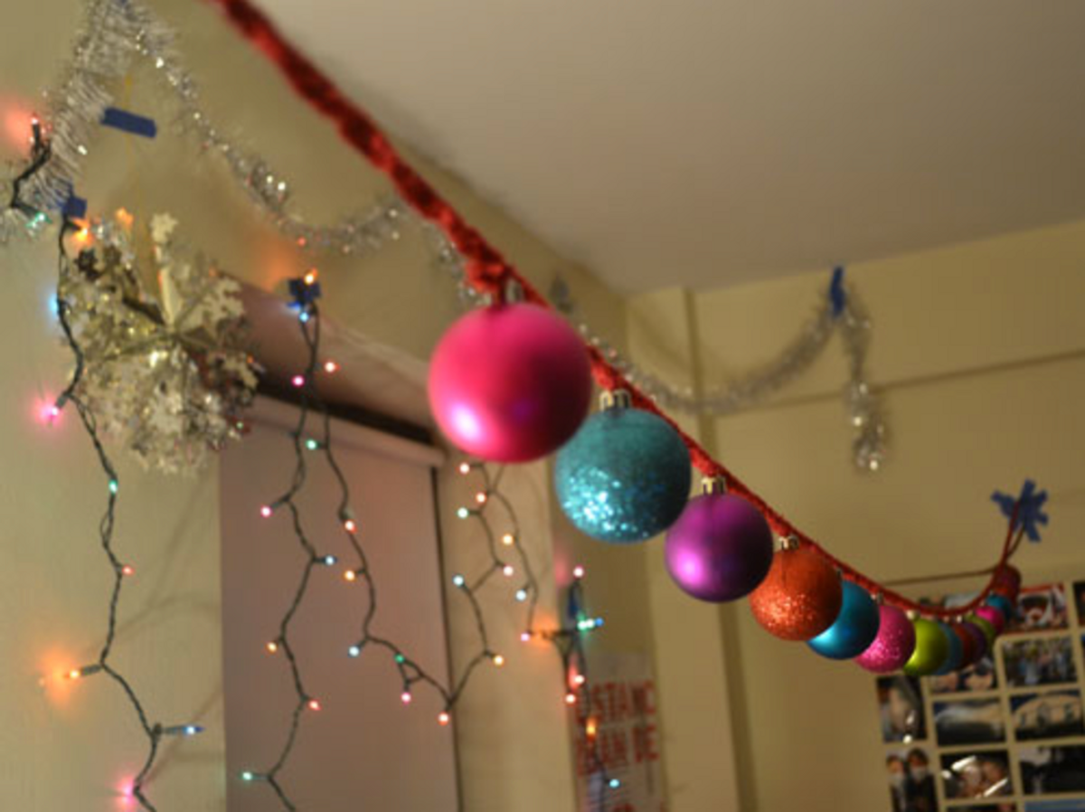 9 Ways to "Deck Your Dorm" for the Holidays