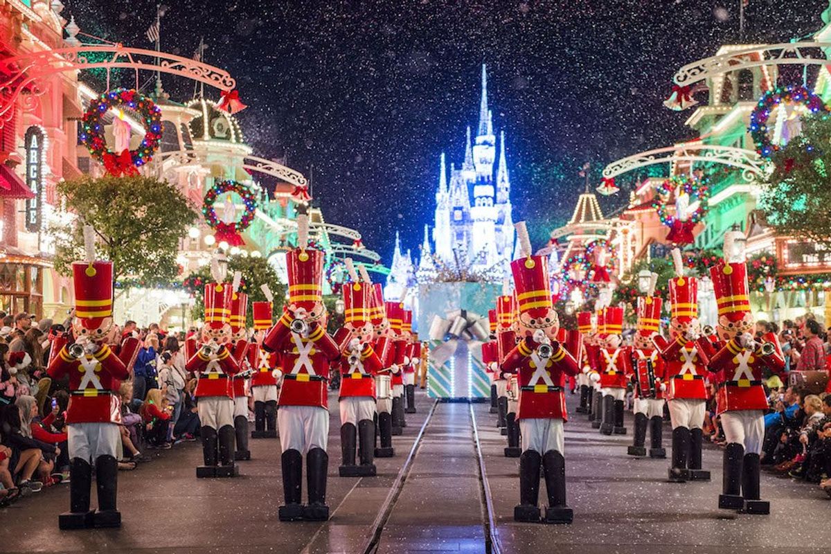 How To Survive Disney World During The Holidays