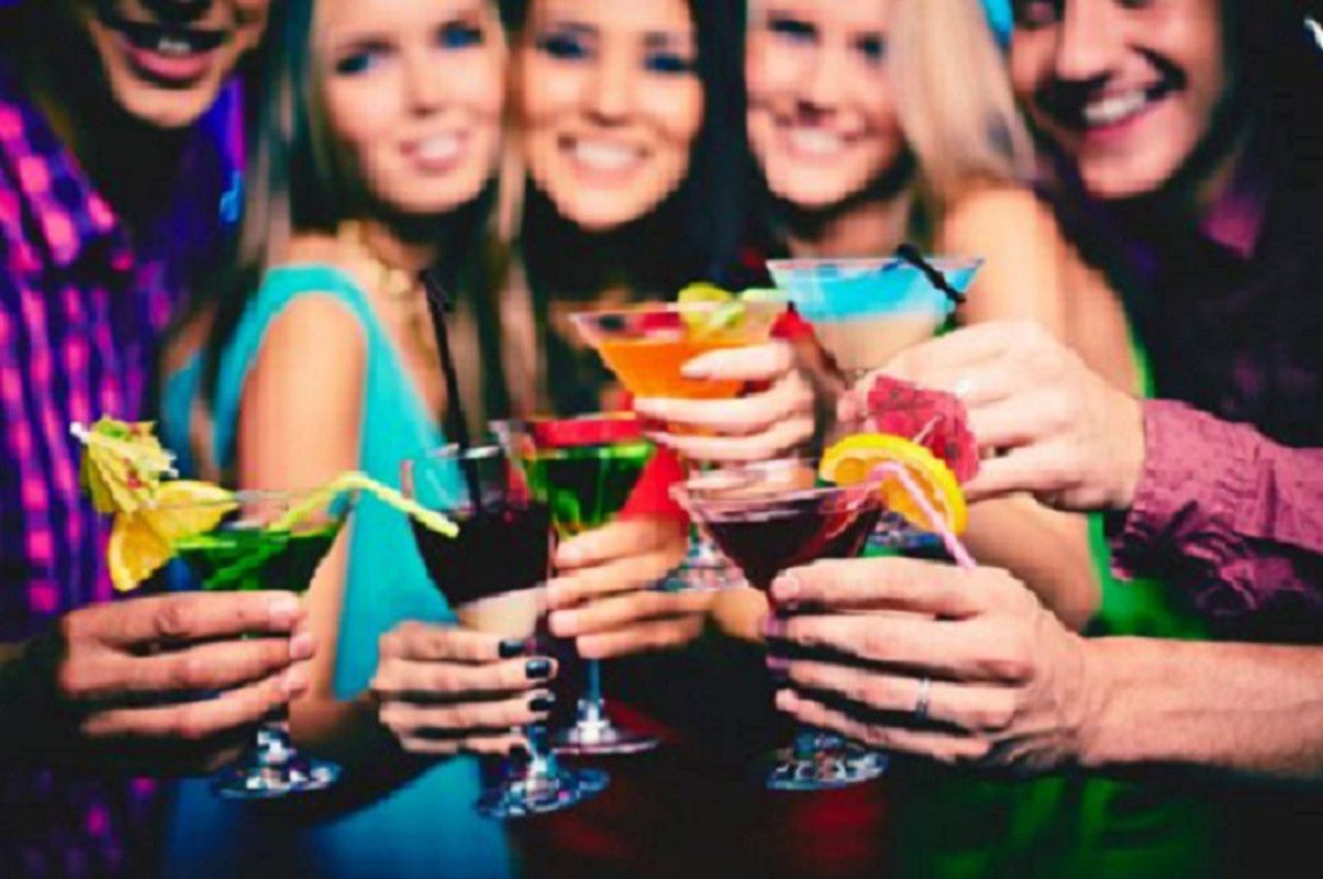 7 Types of People You Meet In A Bar