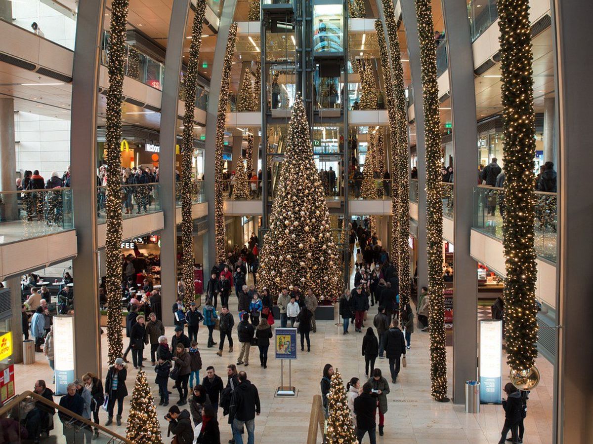 The 10 Stages Of Last-Minute Christmas Shopping
