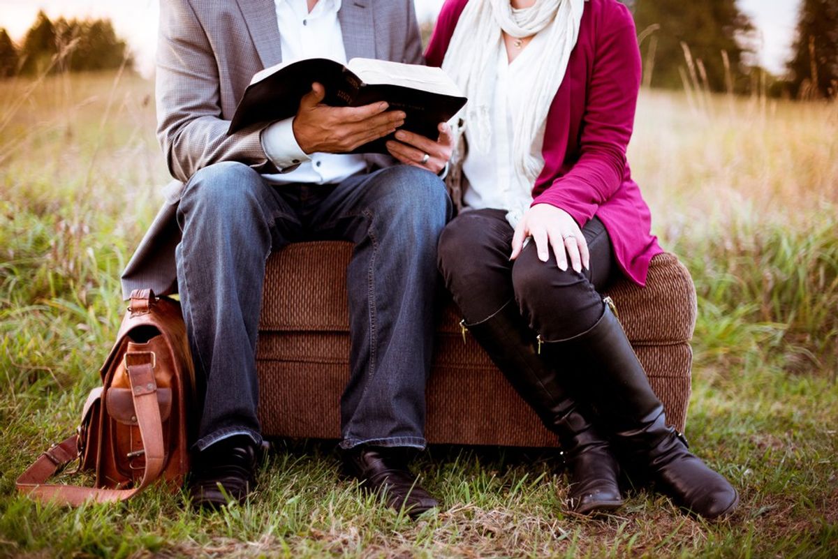13 Things To Know About Dating A Bookworm