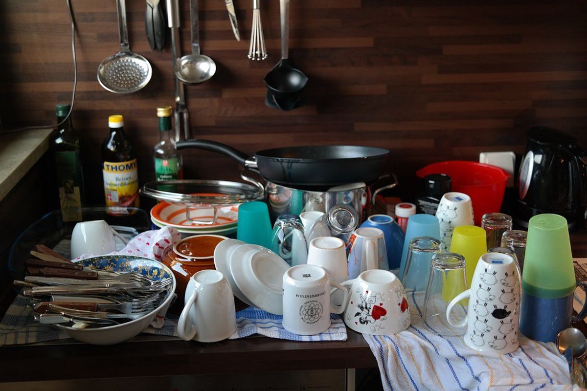35 Thoughts Upperclassmen Have While Washing Dishes