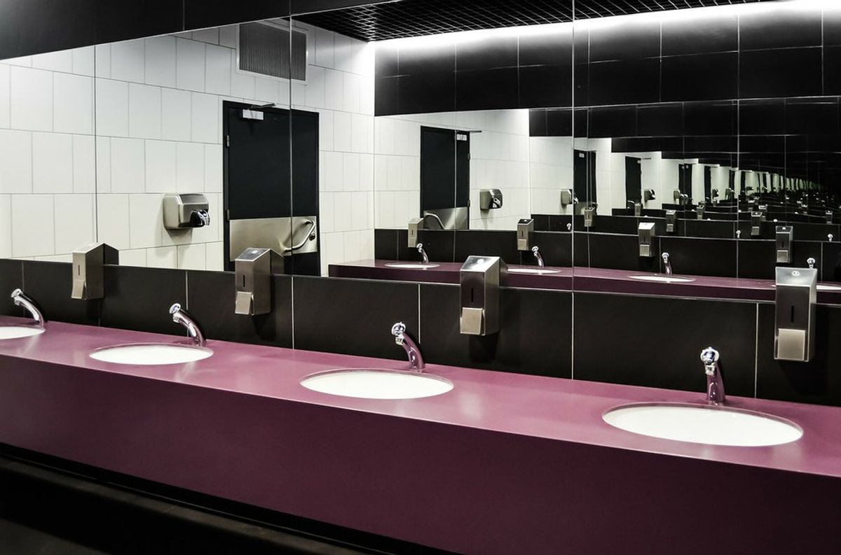 8 Things All Ladies Should Do When Using The Ladies Room