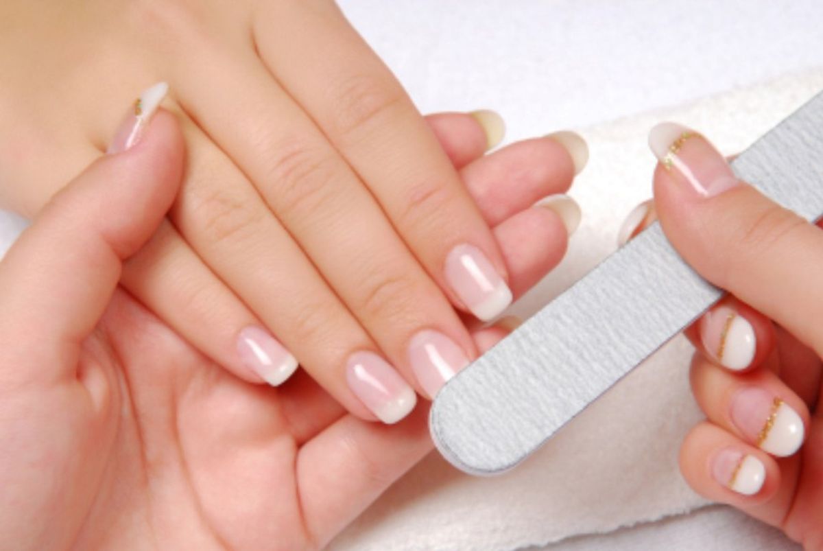 12 Thoughts Every Girl Has At The Nail Salon