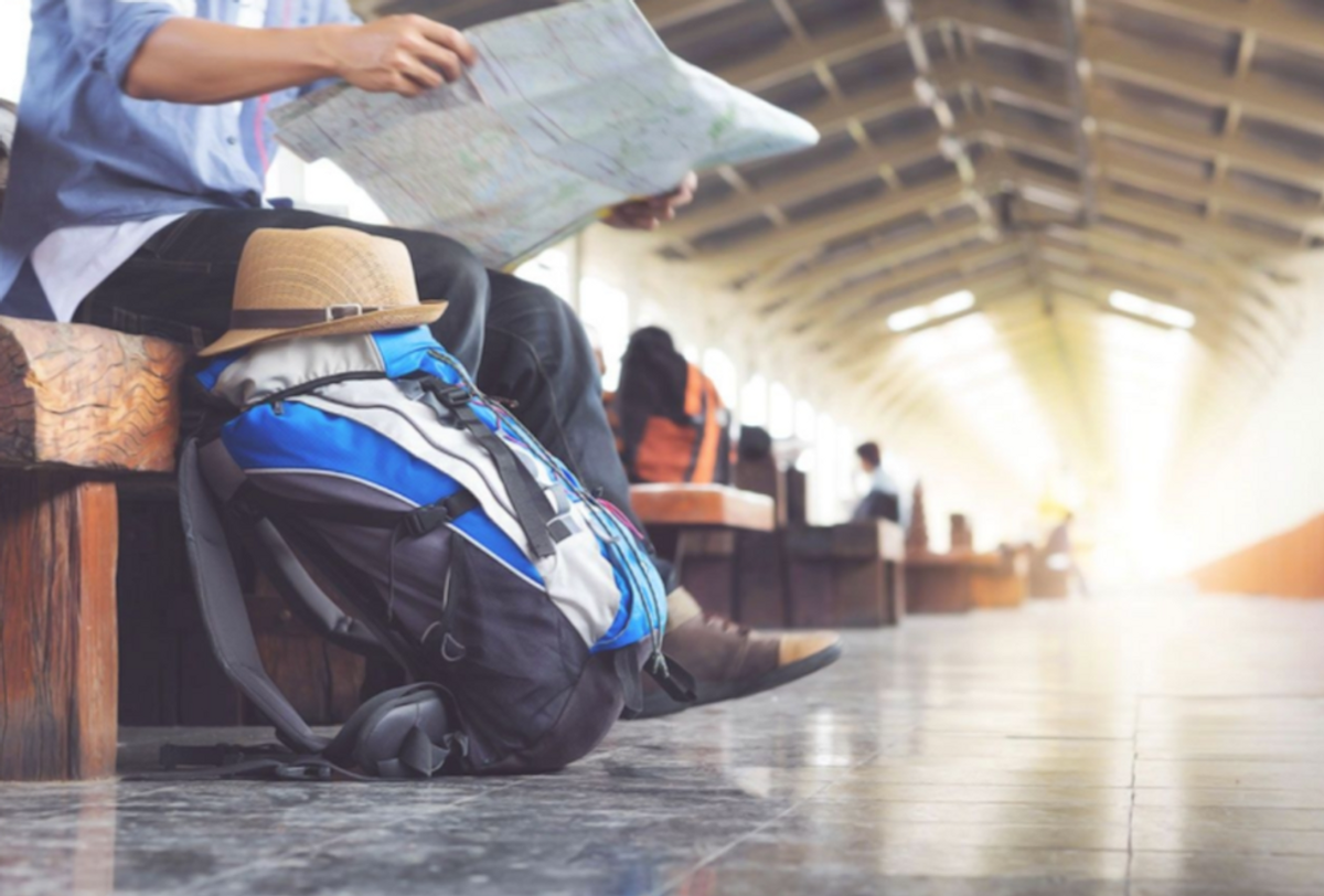 4 Ways To Pass The Time When You’re Stuck Traveling All Day