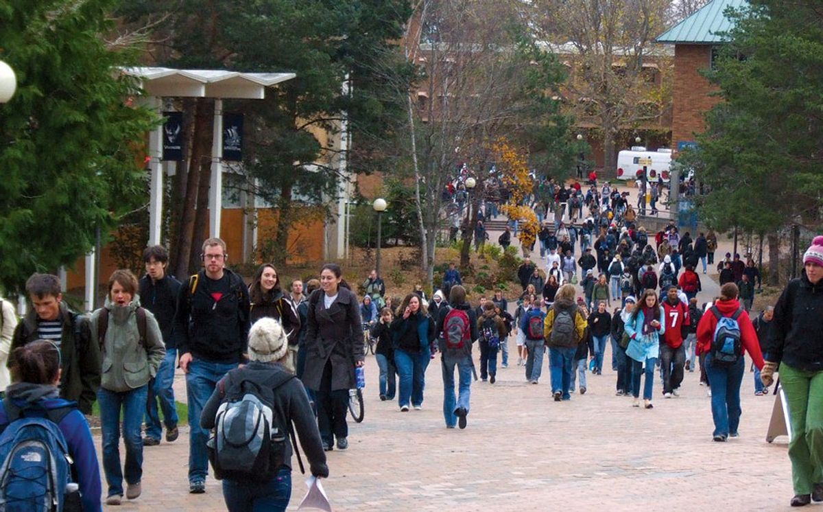 35 Thoughts Commuter Students Have While Trying to Park