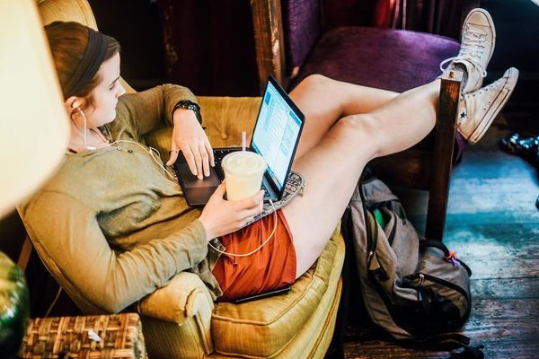 girl on laptop in coffee shop