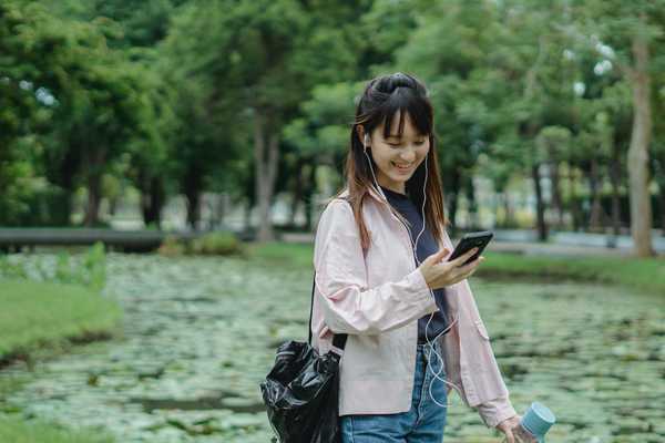 30 Songs On My Back-To-School Playlist For Walks To And From Class