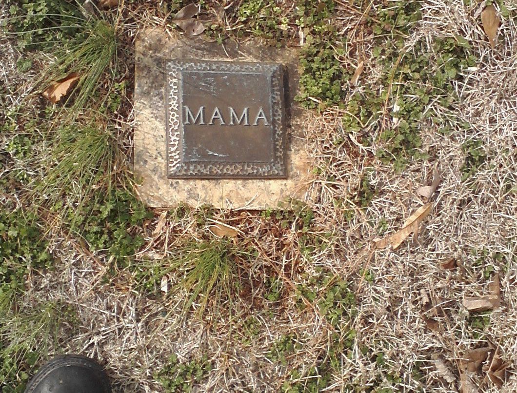 Grave marker with the word "Mama"