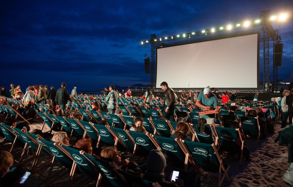 How to make outdoor cinema in 4 easy steps