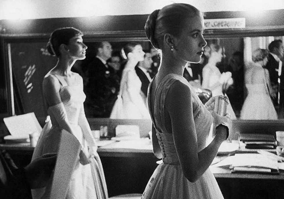 http://images6.fanpop.com/image/photos/40200000/drey-Hepburn-and-Grace-Kelly-at-The-Oscars-1956-audrey-hepburn-40235657-600-420.jpg