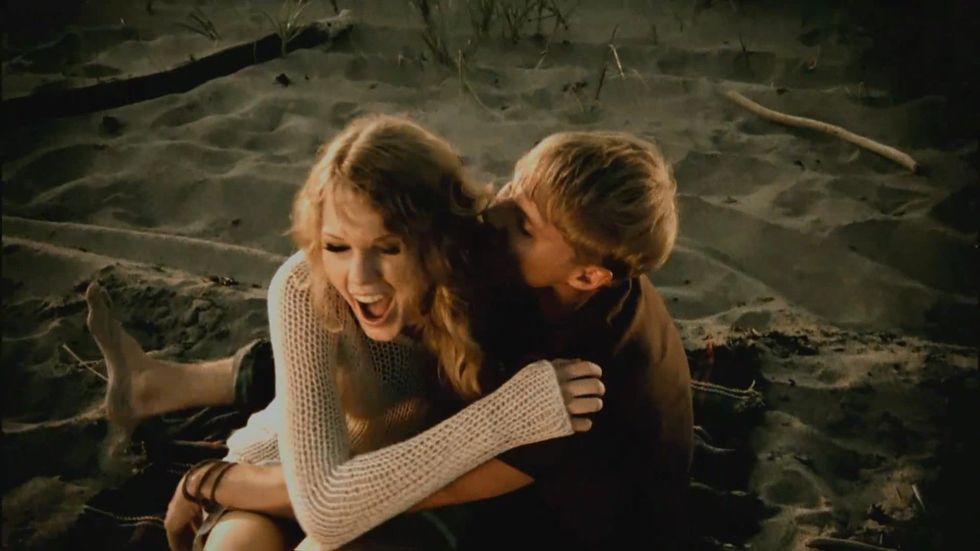 http://www.fanpop.com/clubs/taylor-swift/images/21519787/title/taylor-swift-mine-music-video-screencap