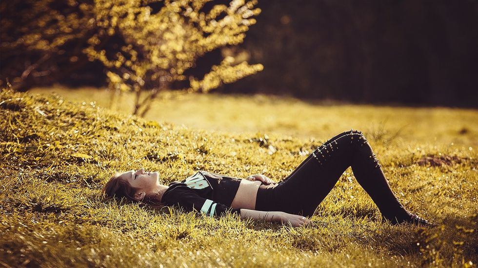 https://cdn.pixabay.com/photo/2016/10/14/23/17/girl-lying-on-the-grass-1741487_1280.jpg