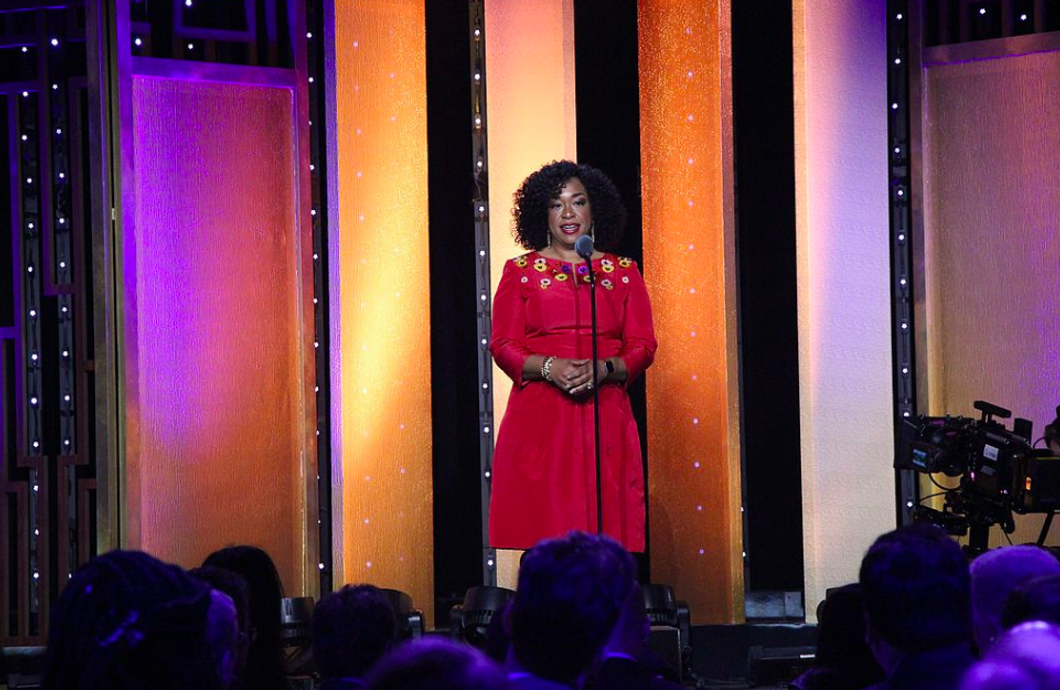 https://commons.wikimedia.org/w/index.php?search=shonda+rhimes&title=Special:Search&go=Go#/media/File:Shonda_Rhimes_at_the_75th_Annual_Peabody_Awards.jpg